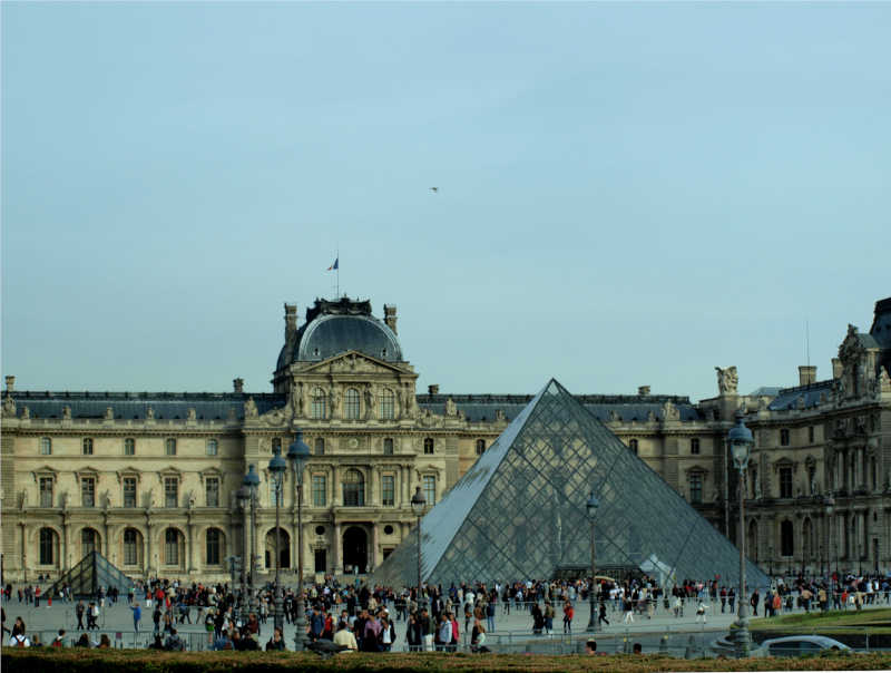 800_Louvre_piramidy.JPG